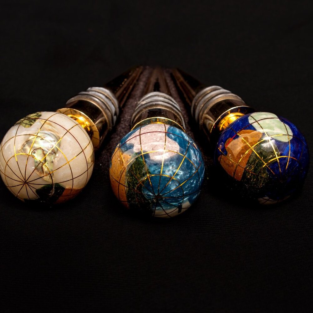 Alexander Kalifano Set of Gemstone Globe Wine Bottle Stoppers With Gold-Tone - Picture 2 of 10